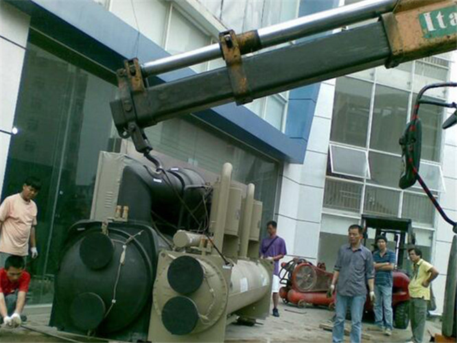 泰兴市随车吊和汽车吊的核心区别是什么？哪种更省钱？